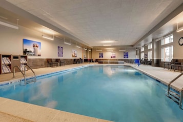 Una piscina cubierta