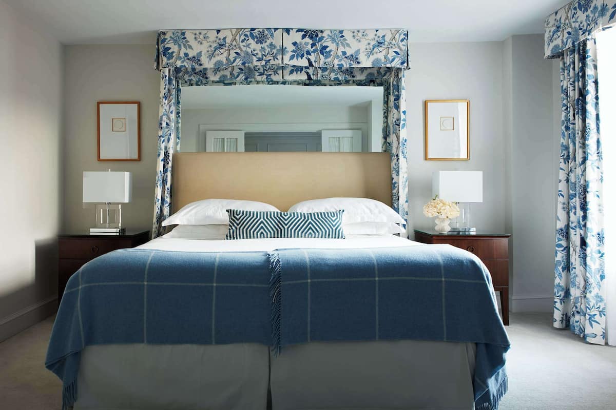 suite, 1 king bed with sofa bed (king or queen bed) | 1 bedroom, premium bedding, pillow-top beds, minibar