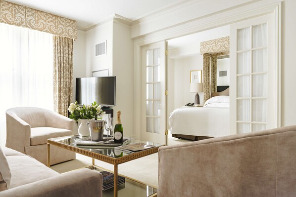 أغطية فراش متميزة وأسرّة بطبقة علوية مريحة وميني بار وخزنة داخل الغرفة