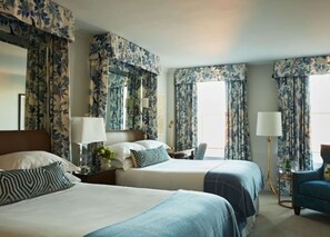 Chambre, 2 lits doubles | 1 chambre, literie de qualité, lit avec matelas à plateau-coussin