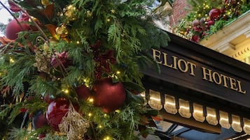 En vackert dekorerad julgran står framför entrén till Elliot Hotel.