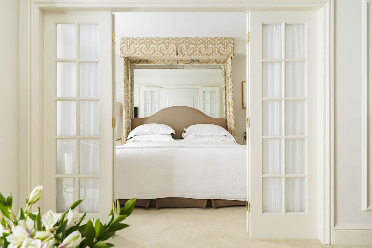 Suite, 1 Queen Bed with Sofa bed (1 Queen Bed) | Premium bedding, pillowtop beds, minibar, in-room safe