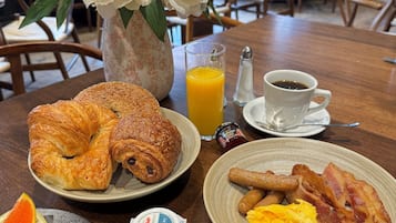 Kontinental frukost varje dag mot avgift