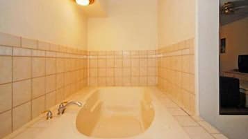 Deep-soaking bathtub