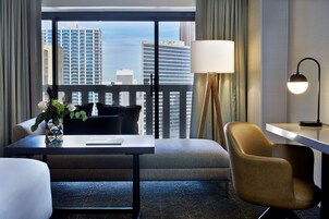 Cubrecamas, caja de seguridad en la habitación y escritorio 