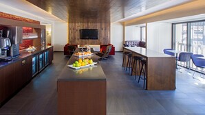 Une cuisine moderne dotée d’un îlot central, d’un coin bar et de places assises.