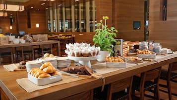 Petit déjeuner complet servi tous les jours en supplément