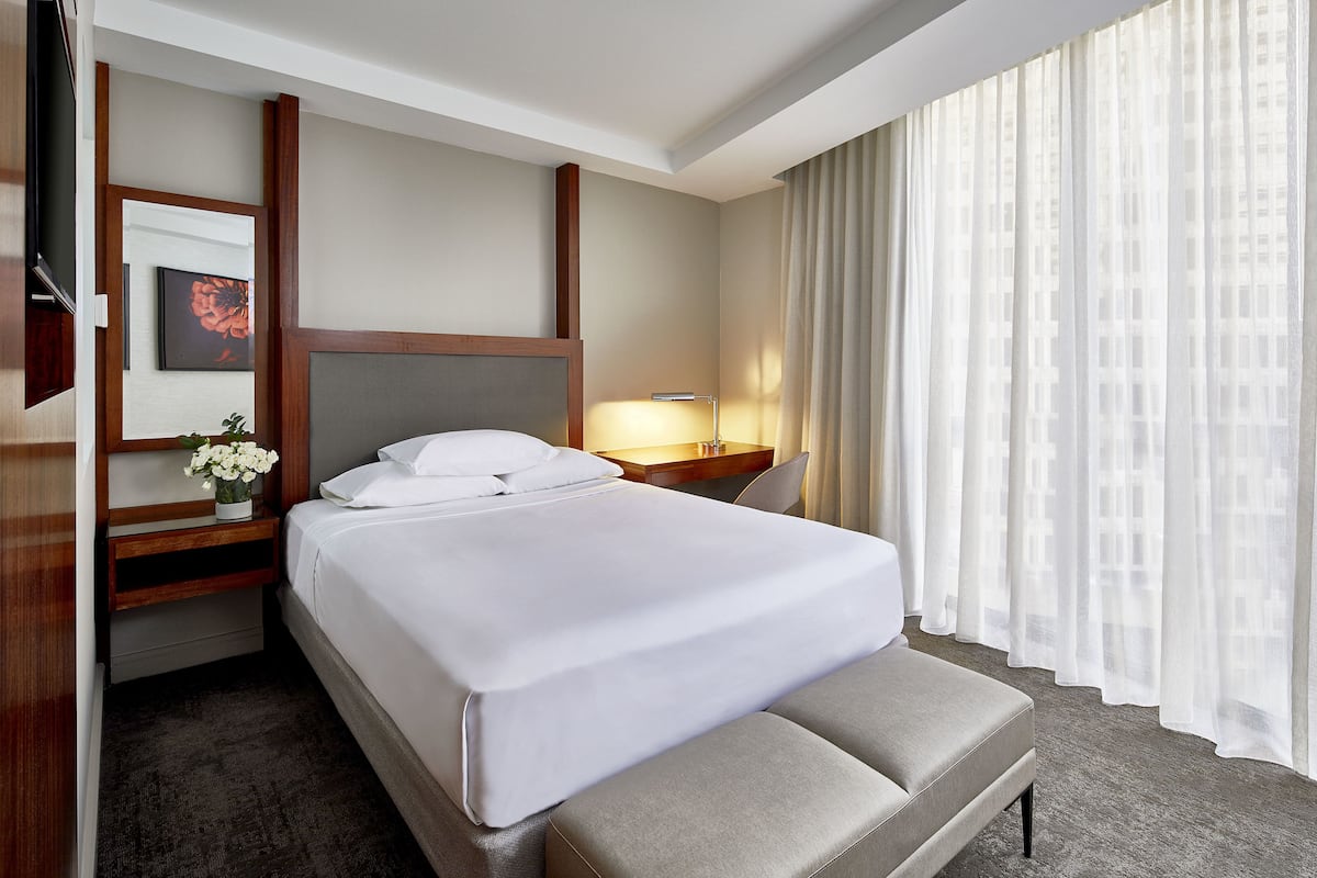 Room, 1 Queen Bed | Down comforters, in-room safe, desk, laptop workspace