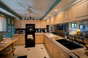 Standard Condo, 2 Bedrooms, Balcony, Ocean View | Private kitchen