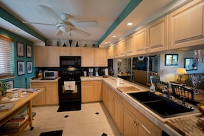 Standard Condo, 2 Bedrooms, Balcony, Ocean View | Private kitchen