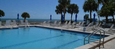 Piscine extérieure, chaises longues