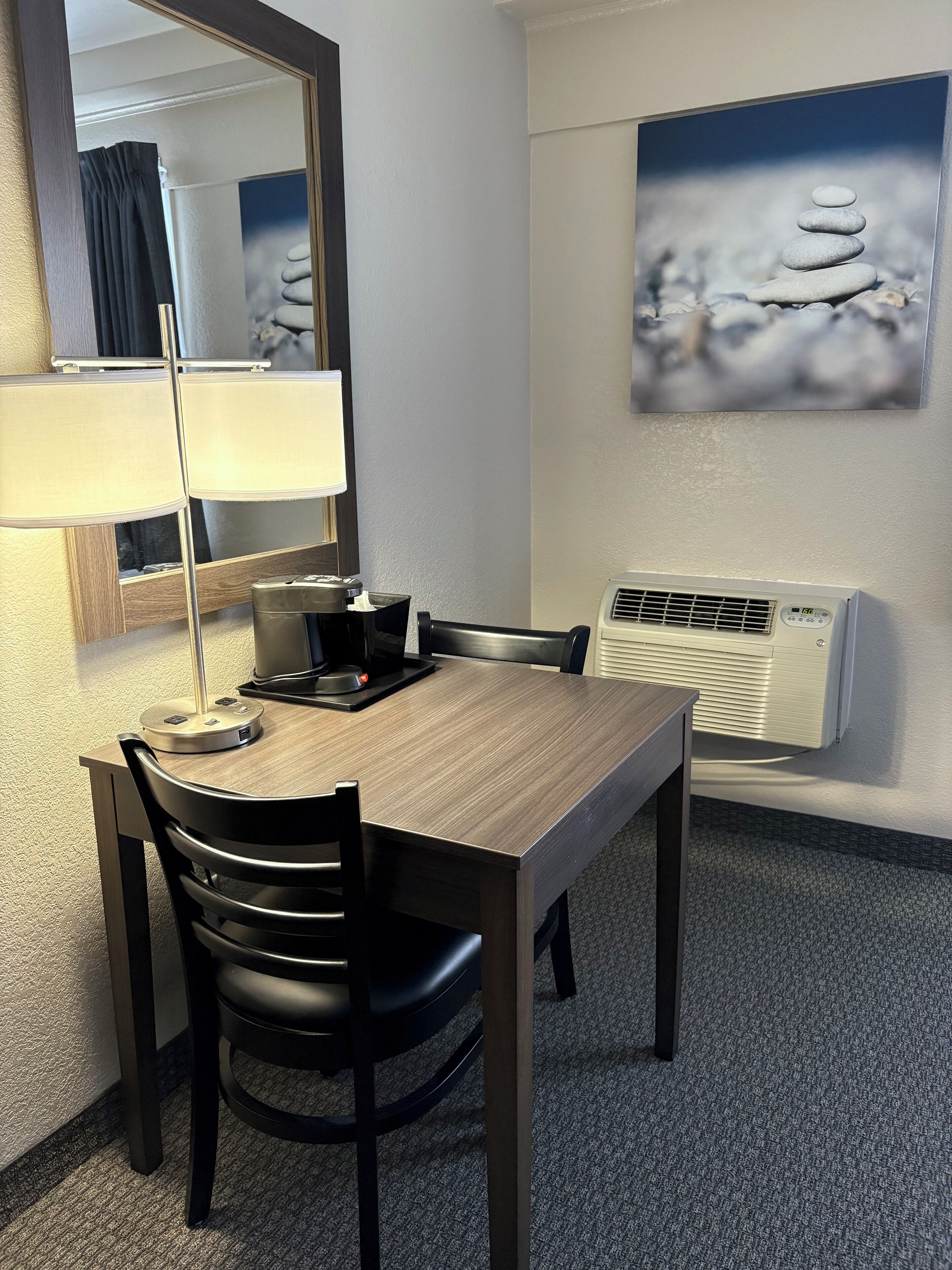 Chambre, 2 grands lits, non-fumeur, réfrigérateur et four à micro-ondes | Bureau, fer et planche à repasser, accès au Wi-Fi (inclus)