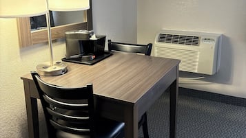 Chambre, 2 grands lits, non-fumeur, réfrigérateur et four à micro-ondes | Bureau, fer et planche à repasser, accès au Wi-Fi (inclus)