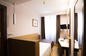 Zimmer, 1 großes Einzelbett (Small - French Bed) | 1 Schlafzimmer, hochwertige Bettwaren, Tempur-Pedic-Betten, Minibar
