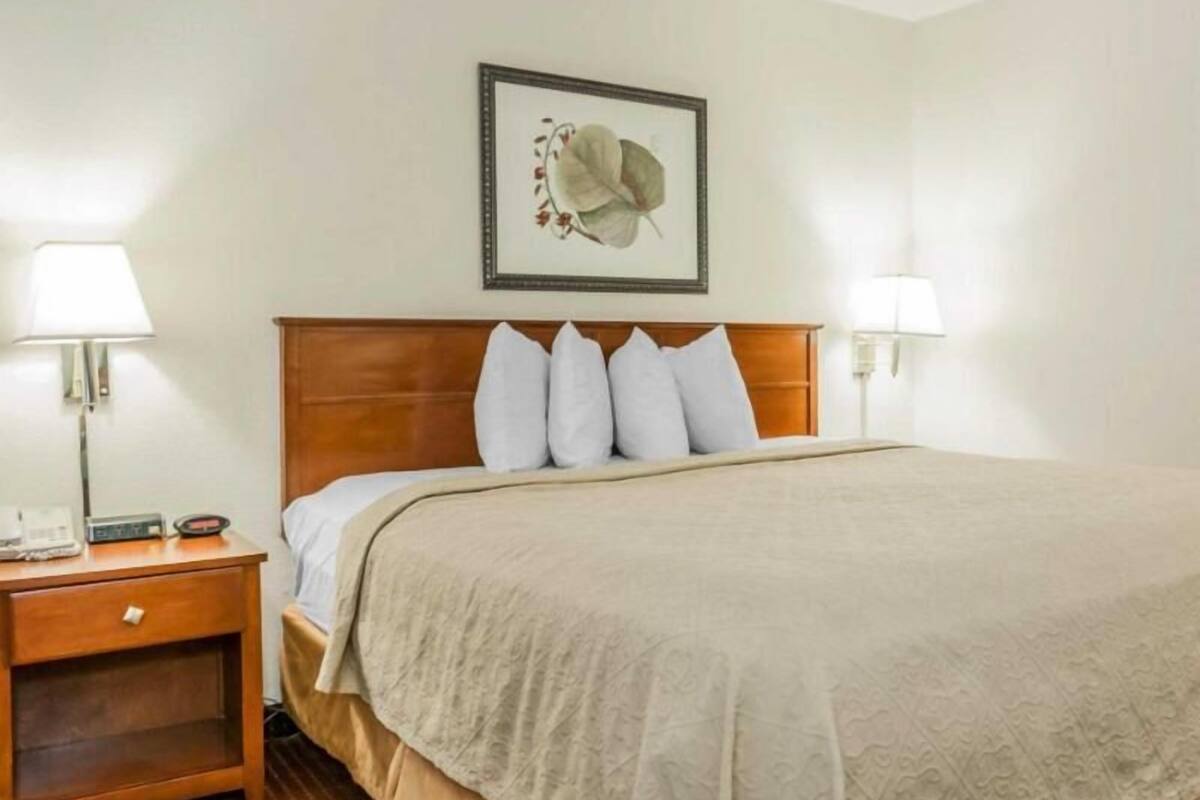 Coffres-forts dans les chambres, bureau, fer et planche Ă repasser