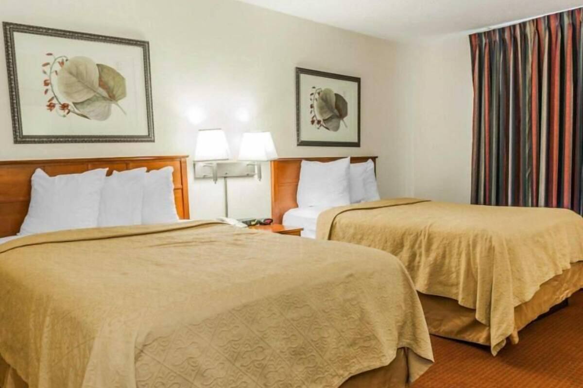 Coffres-forts dans les chambres, bureau, fer et planche Ă repasser