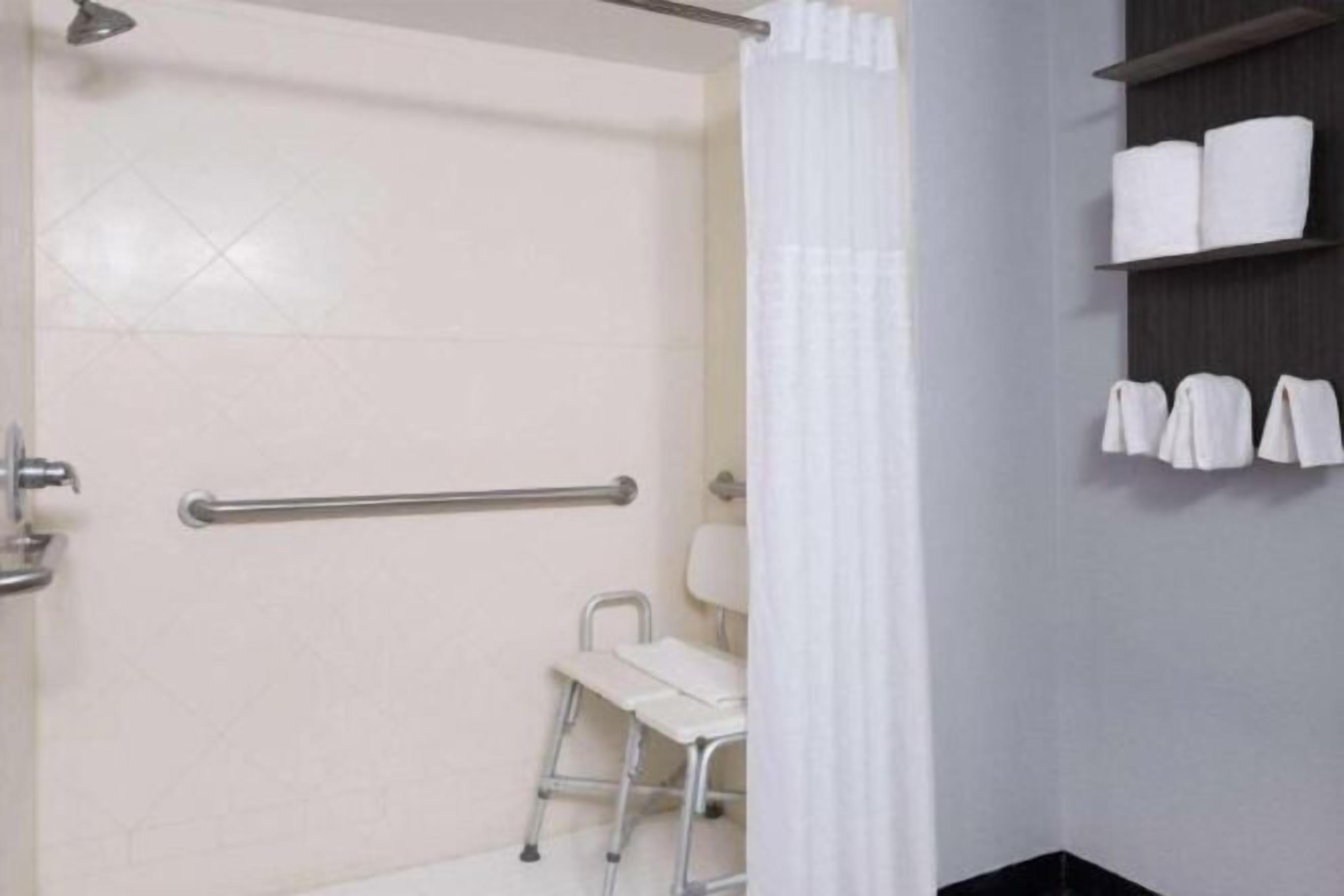 Ensemble douche/baignoire, sèche-cheveux, serviettes fournies