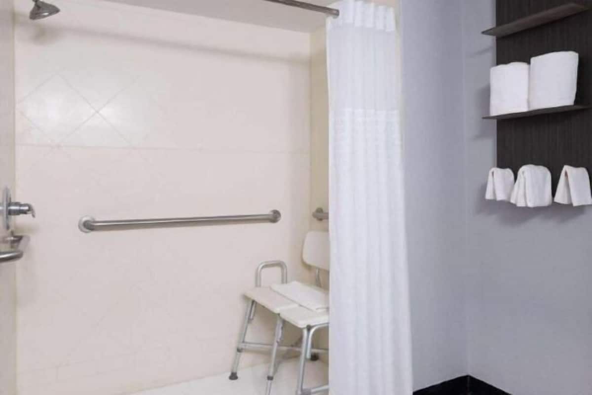 Suihkun ja ammeen yhdistelmä, hiustenkuivaaja, pyyhkeet