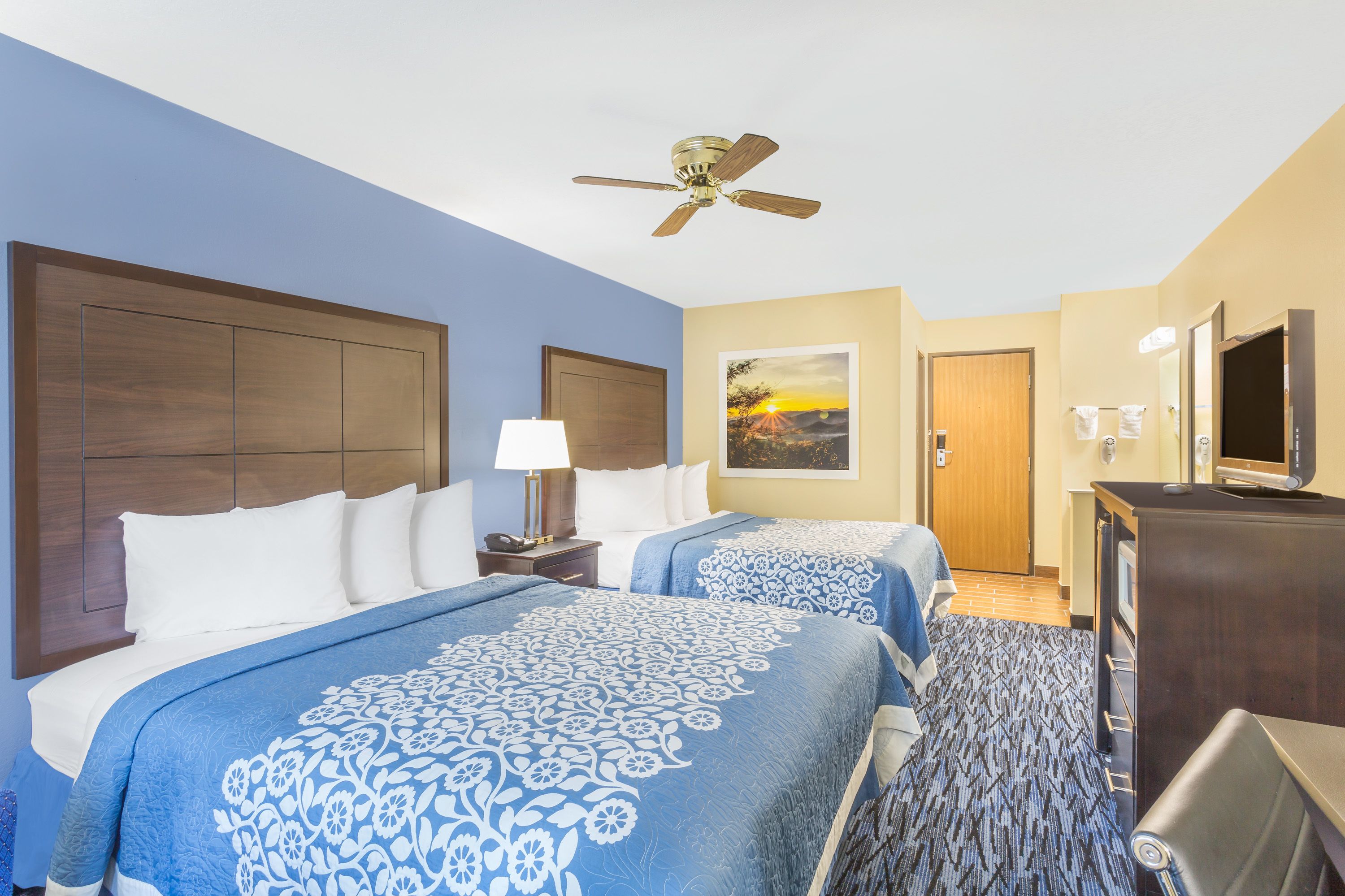 Habitación estándar, 2 camas Queen size | Escritorio, tabla de planchar con plancha, camas extra y wifi gratis 