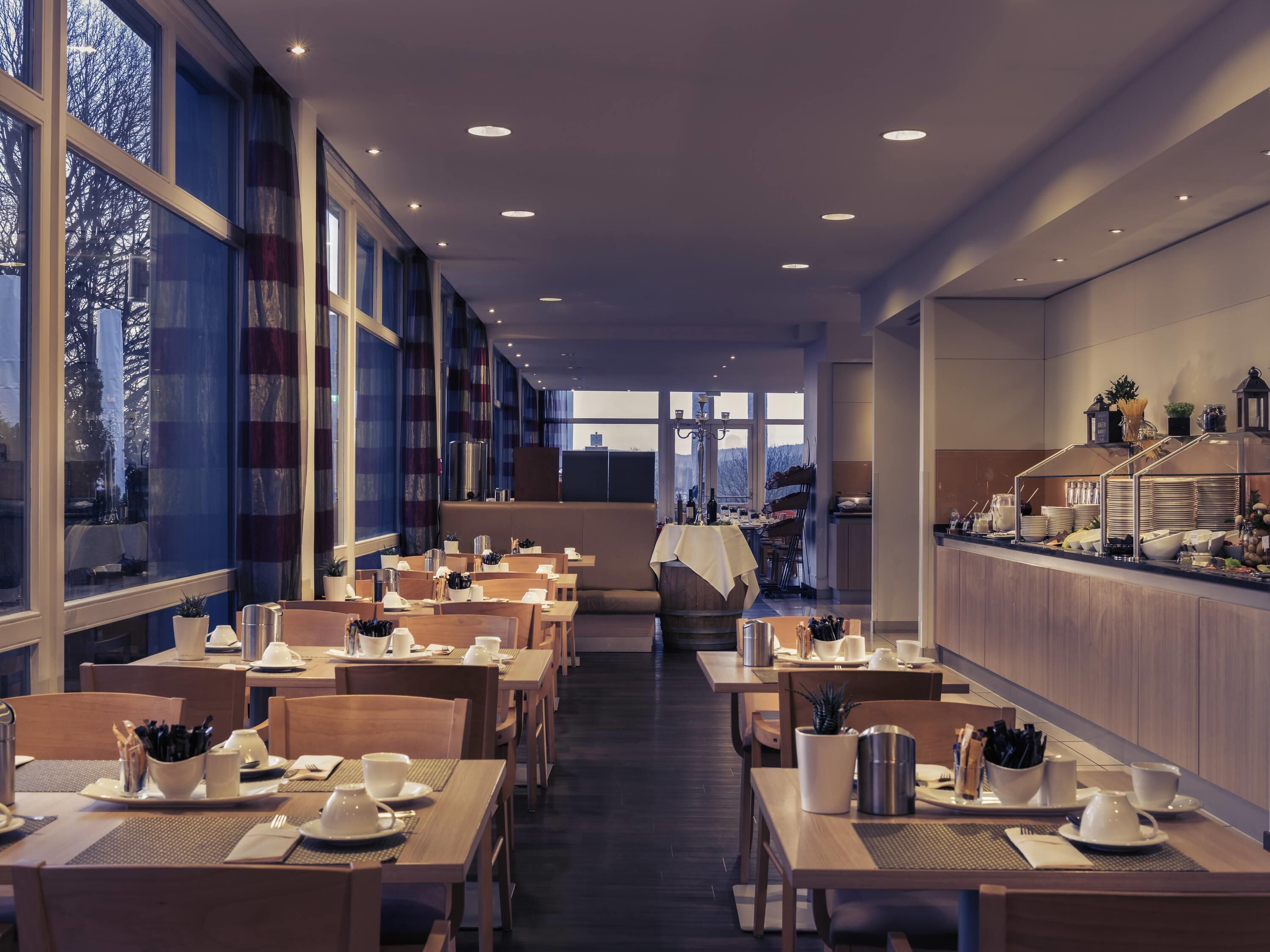 Tägliches Frühstücksbuffet (18 EUR pro Person)