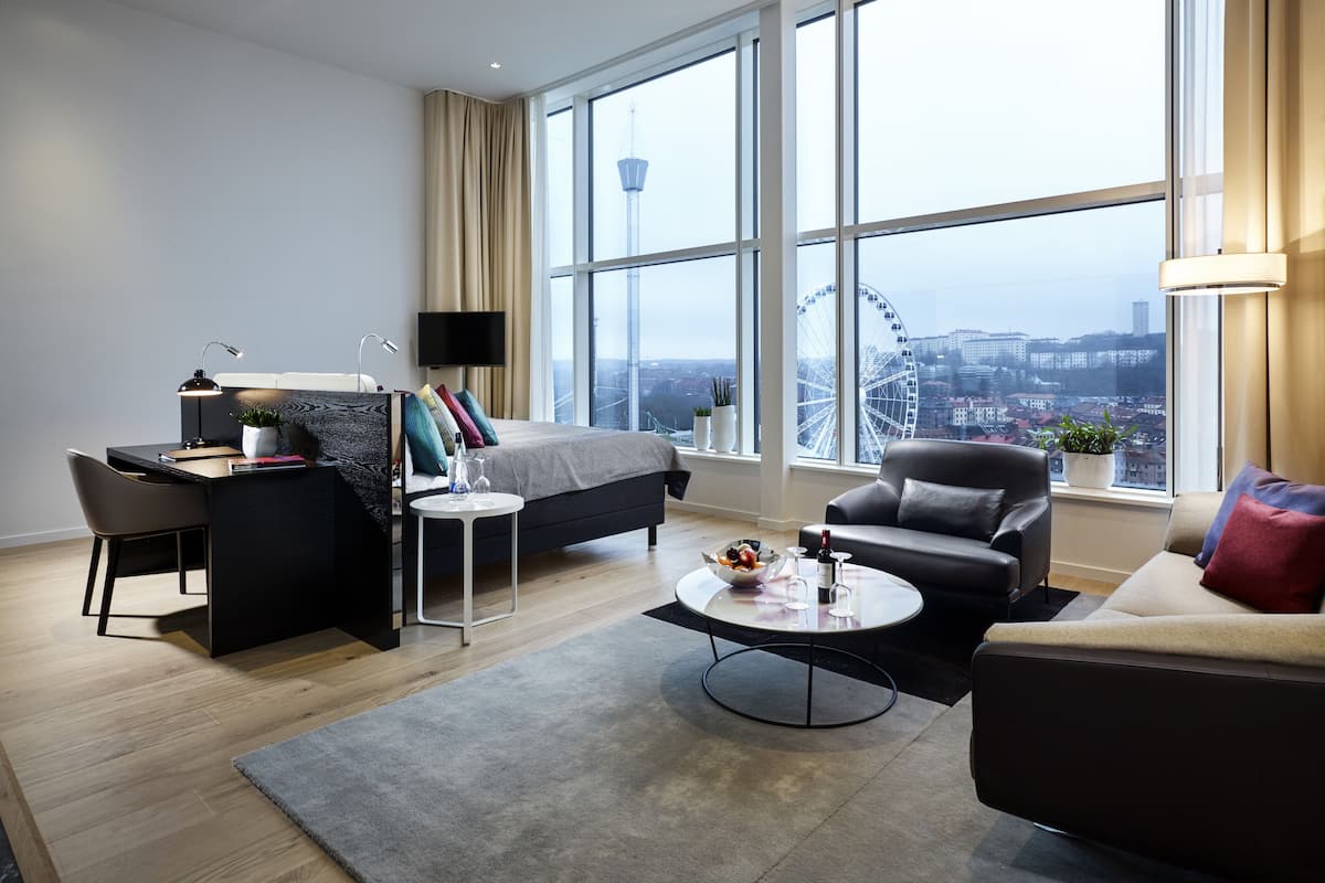 Deluxe-suite - 1 kingsize-seng - byudsigt (Free Spa Access, Age limit 25 years) | 1 soveværelse, allergivenligt sengetøj, minibar, pengeskab på værelset