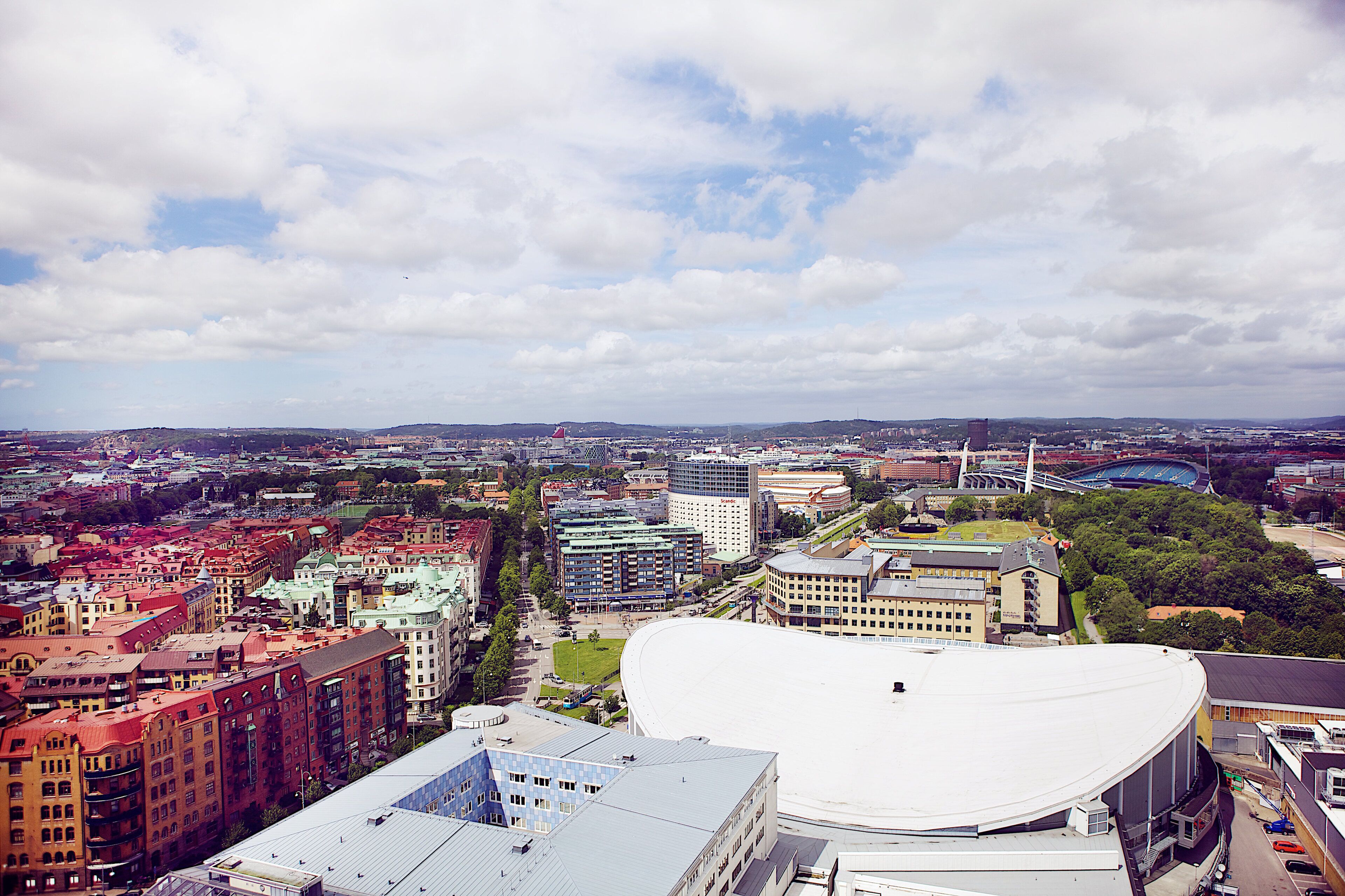 Une vue urbaine avec un grand stade et les bâtiments qui l’entourent.