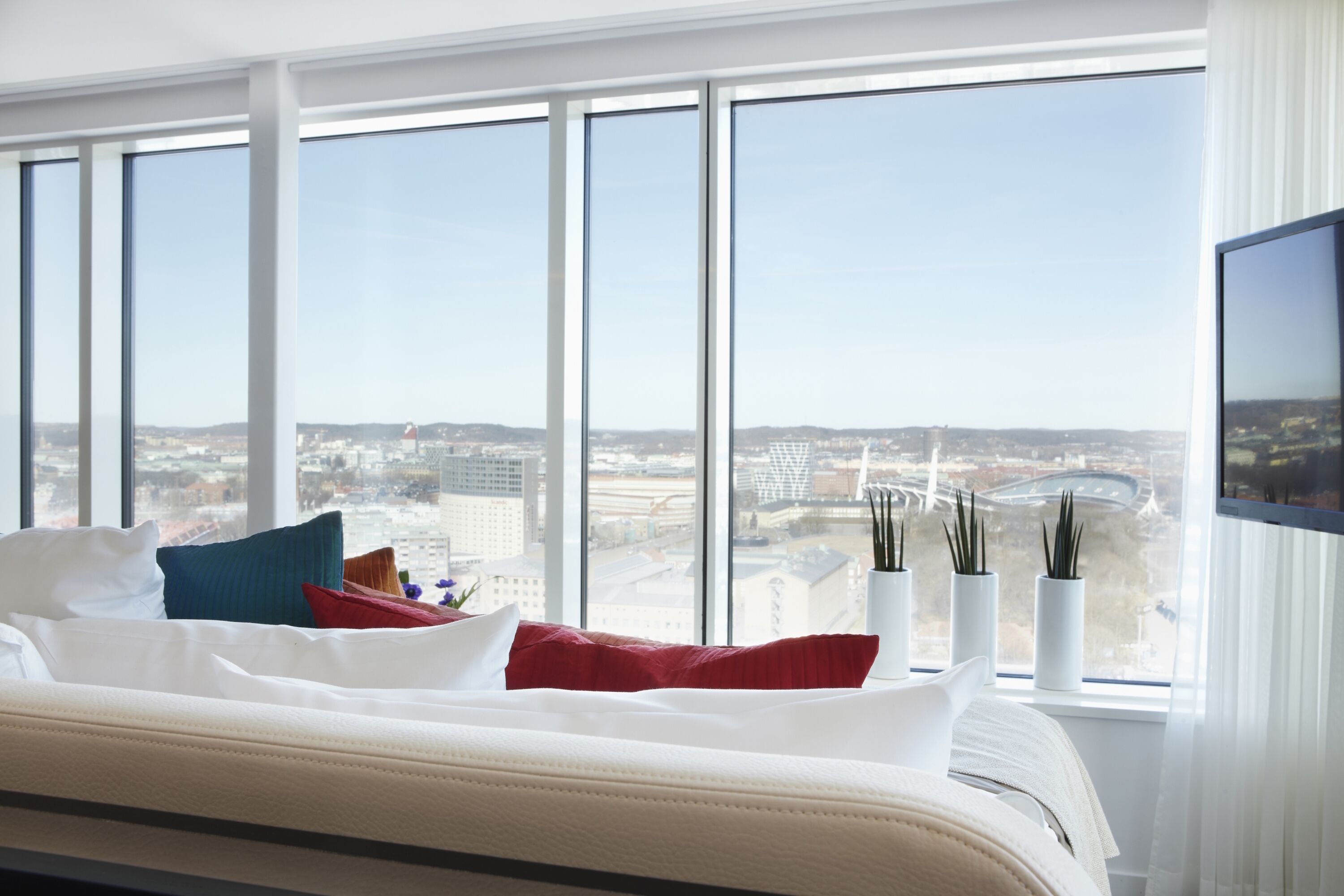 Hypo-allergenic bedding, minibar, in-room safe, desk