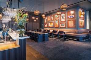 4 bars/lounges