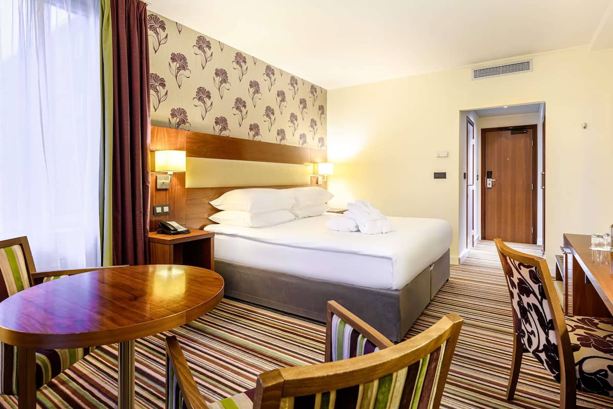 Deluxe Room, 1 King Bed | In-room safe, desk, soundproofing, iron/ironing board