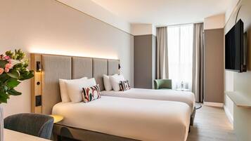 Caja de seguridad en la habitación y escritorio