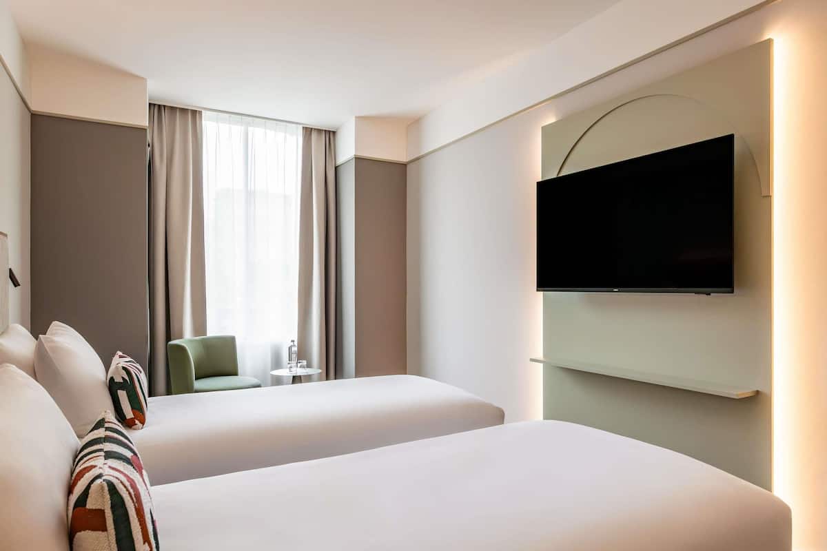 Caja de seguridad en la habitación y escritorio