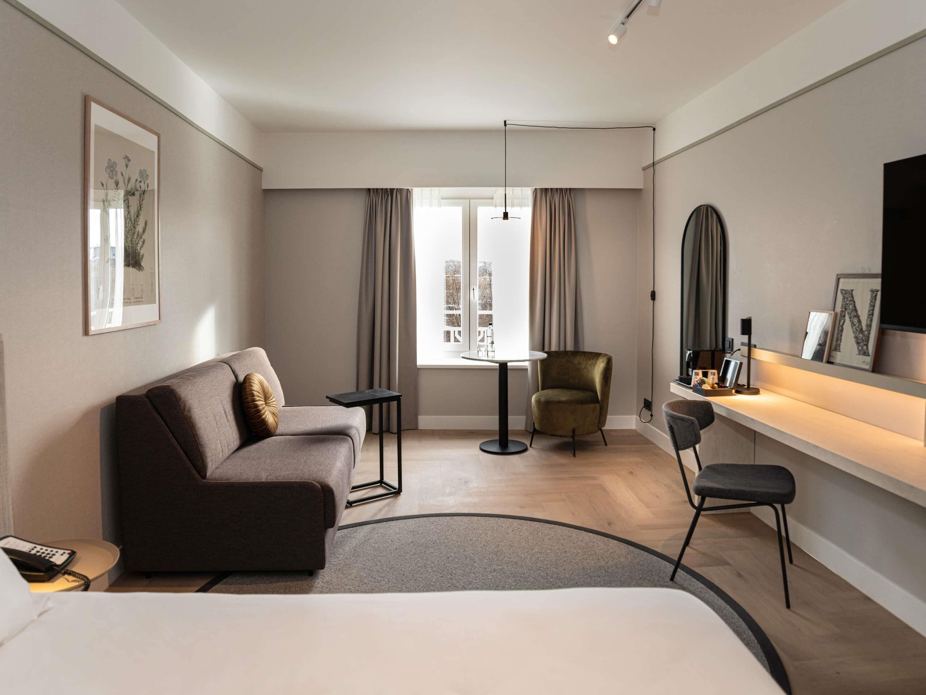 Chambre (1 King Bed and Sofa Superior) | Coffres-forts dans les chambres, bureau, chambres insonorisées