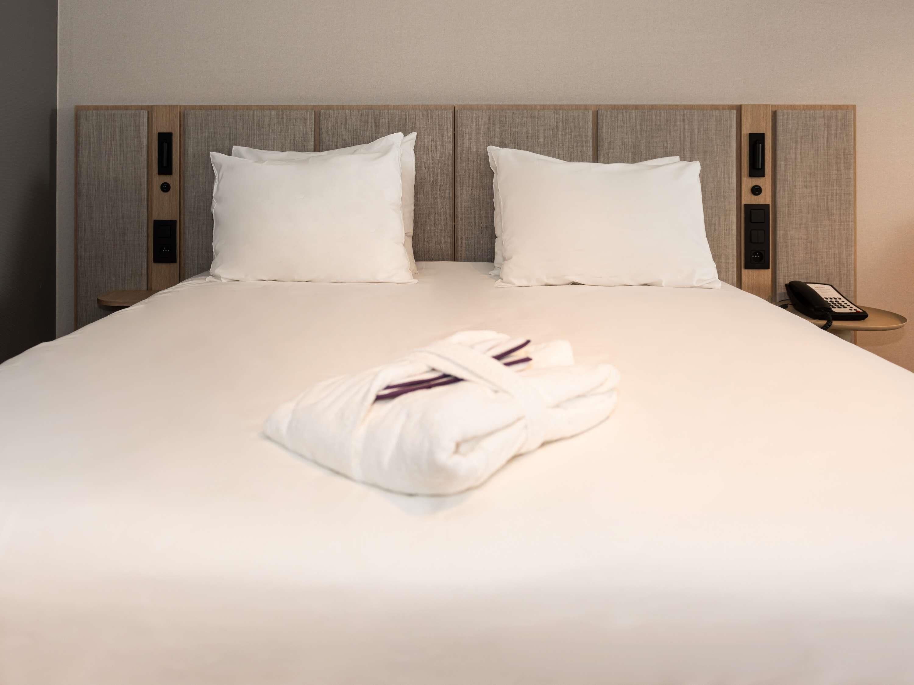 خزنة داخل الغرفة ومكتب وتجهيزات عازلة للصوت ومكواة/لوح كي