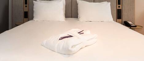 خزنة داخل الغرفة ومكتب وتجهيزات عازلة للصوت ومكواة/لوح كي