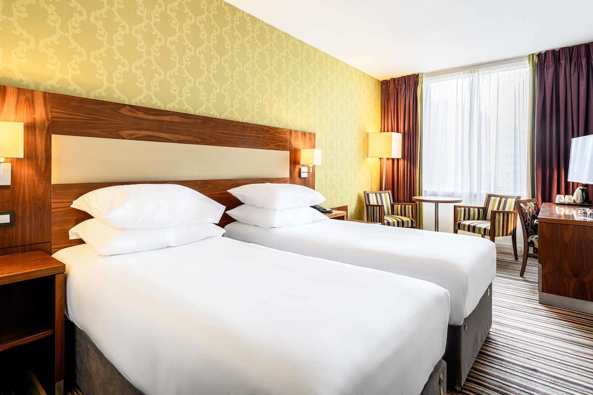 Chambre Classique avec lits jumeaux, 2 lits une place | Coffres-forts dans les chambres, bureau, chambres insonorisées