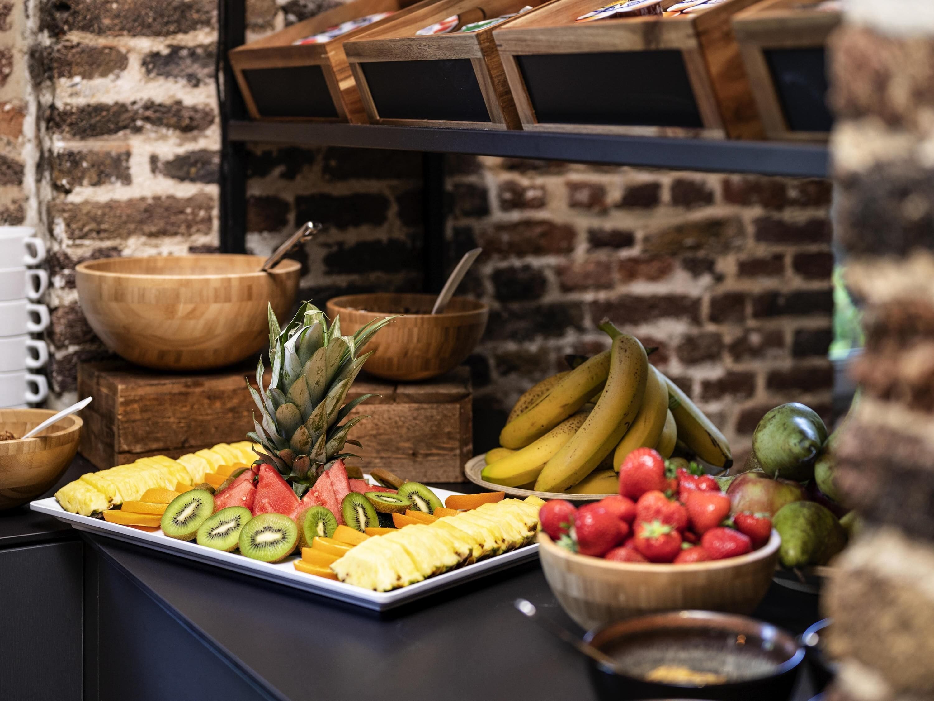 Sarapan prasmanan setiap hari (EUR 20.00 per orang)