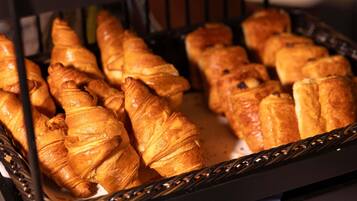 En stige med nybagte croissanter i en ovn.