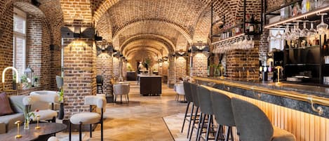 Breakfast and dinner served, French cuisine