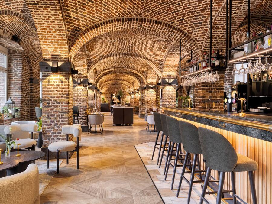 Melayani sarapan dan makan malam dengan sajian masakan Prancis