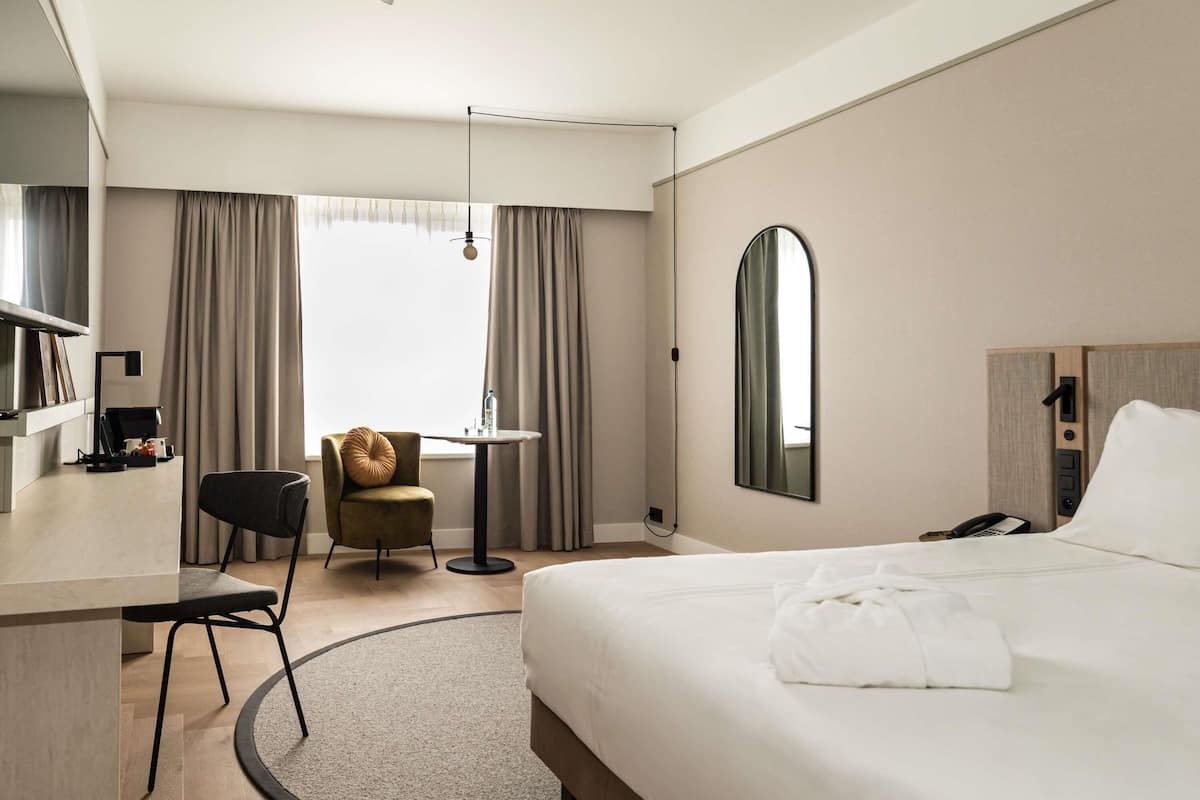 Privilege, Room, 1 King Bed | In-room safe, desk, soundproofing, iron/ironing board