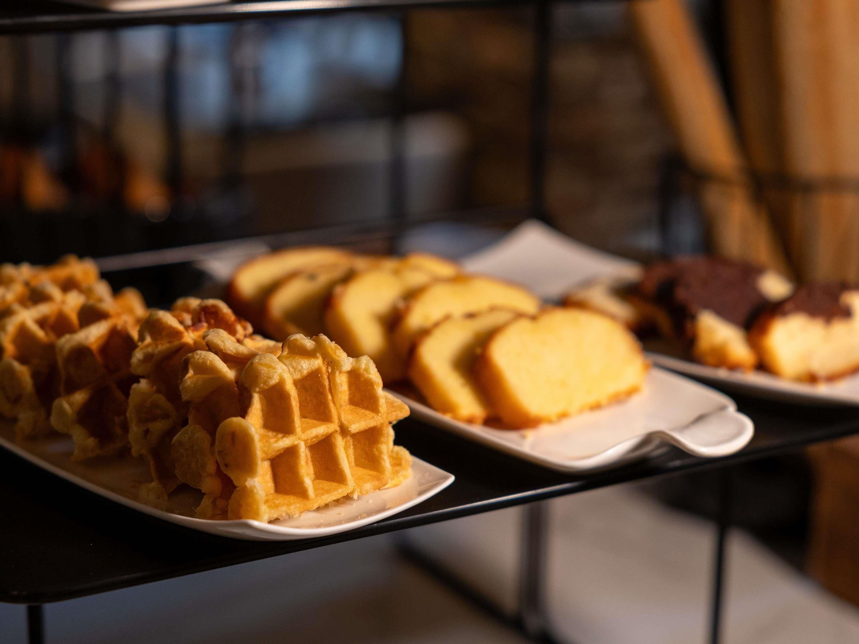 Une sélection de gaufres et de biscuits présentés sur un plateau.