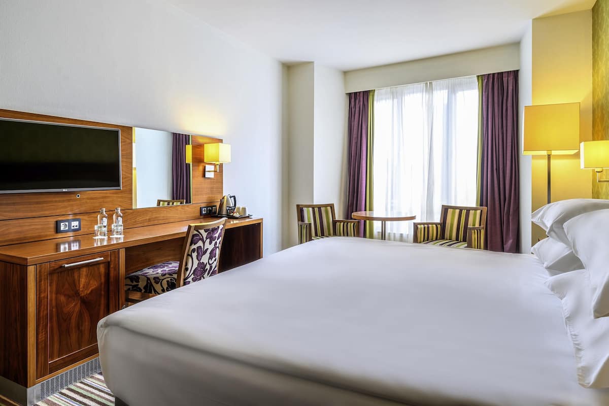 Classic Room, 1 King Bed | In-room safe, desk, soundproofing, iron/ironing board