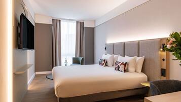 Habitación Deluxe, 1 cama de matrimonio grande | Caja fuerte, escritorio, sistema de insonorización