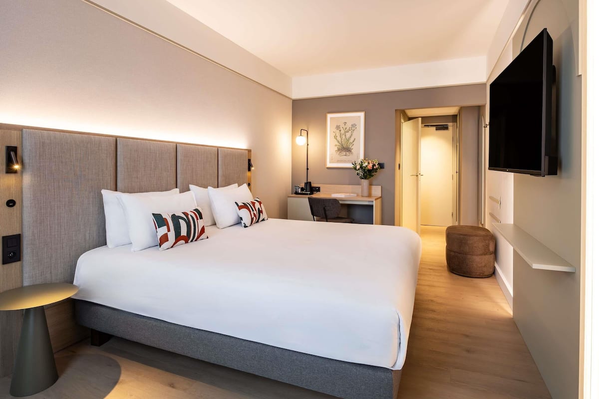 Caja de seguridad en la habitación y escritorio