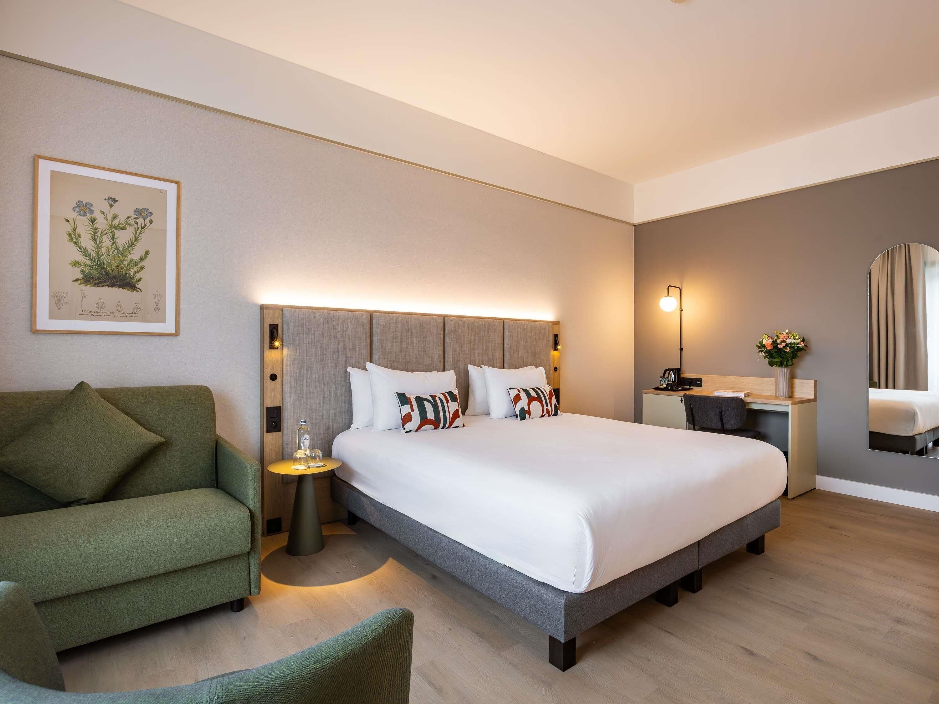 Chambre Deluxe, 1 très grand lit et 1 canapé-lit | Coffres-forts dans les chambres, bureau, chambres insonorisées