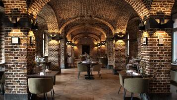 Breakfast and dinner served, French cuisine