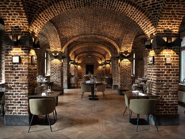 Breakfast and dinner served, French cuisine