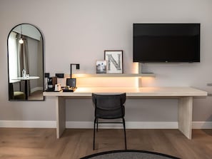 Deluxe-værelse (1 King Bed and 1 Double Sofa) | Pengeskab på værelset, skrivebord, lydisolering, strygejern/strygebræt