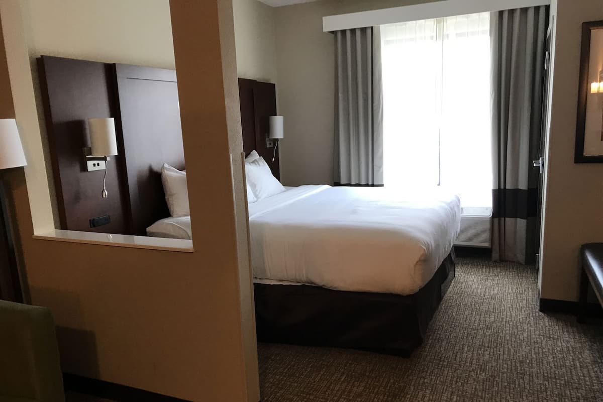 Desk, laptop workspace, iron/ironing board, free WiFi