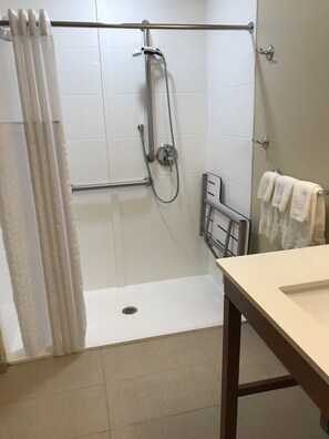 Suite, 1 très grand lit et 1 canapé-lit, accessible aux personnes à mobilité réduite, non-fumeurs | Salle de bain | Ensemble douche/baignoire, douche à « effet pluie »